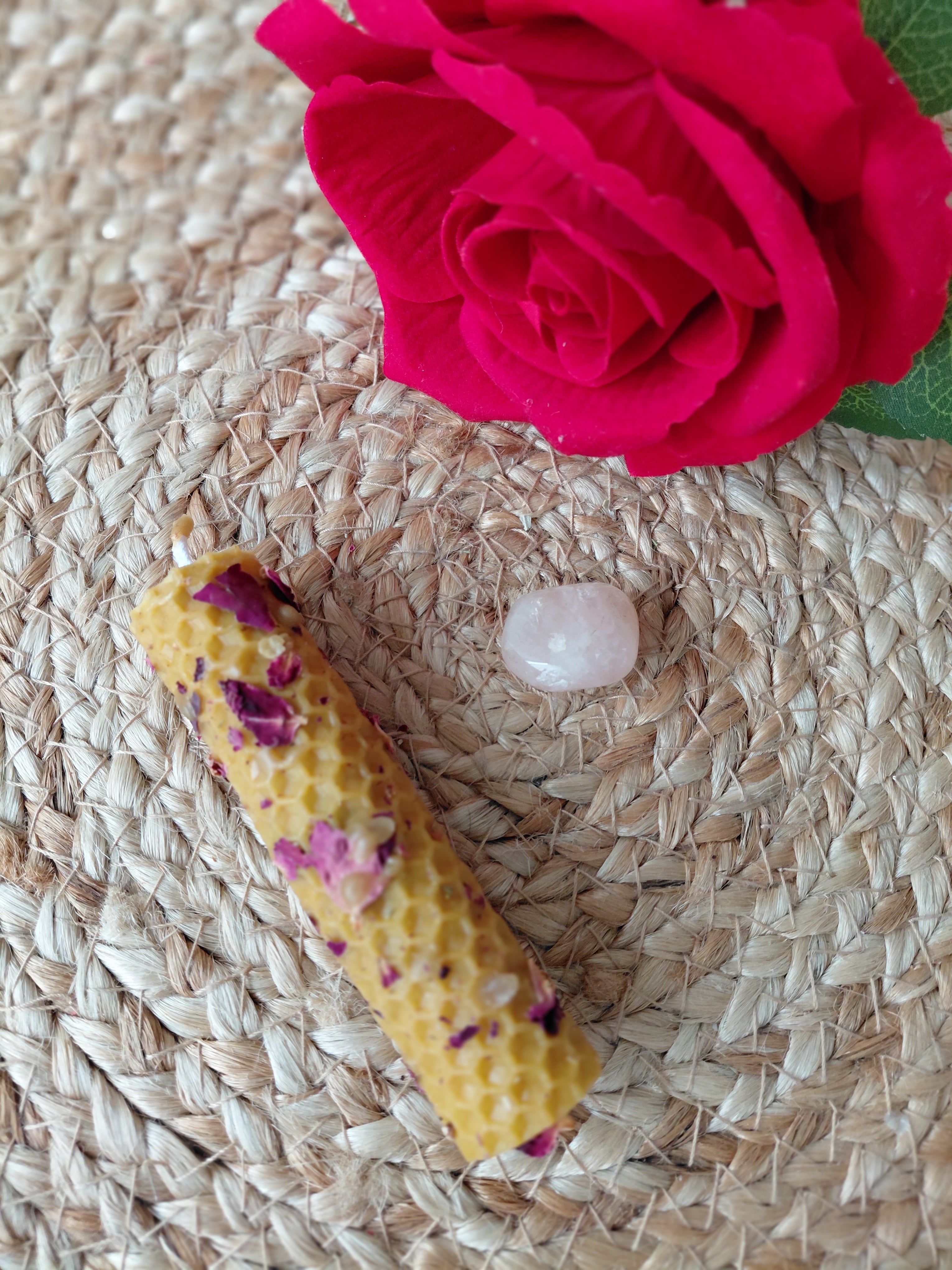 Vela de miel ritualizada para el amor, armonia con rosas,ylang ylang y brezo
