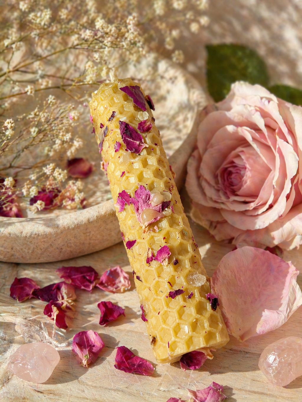 Vela de miel ritualizada para el amor, armonia con rosas,ylang ylang y brezo