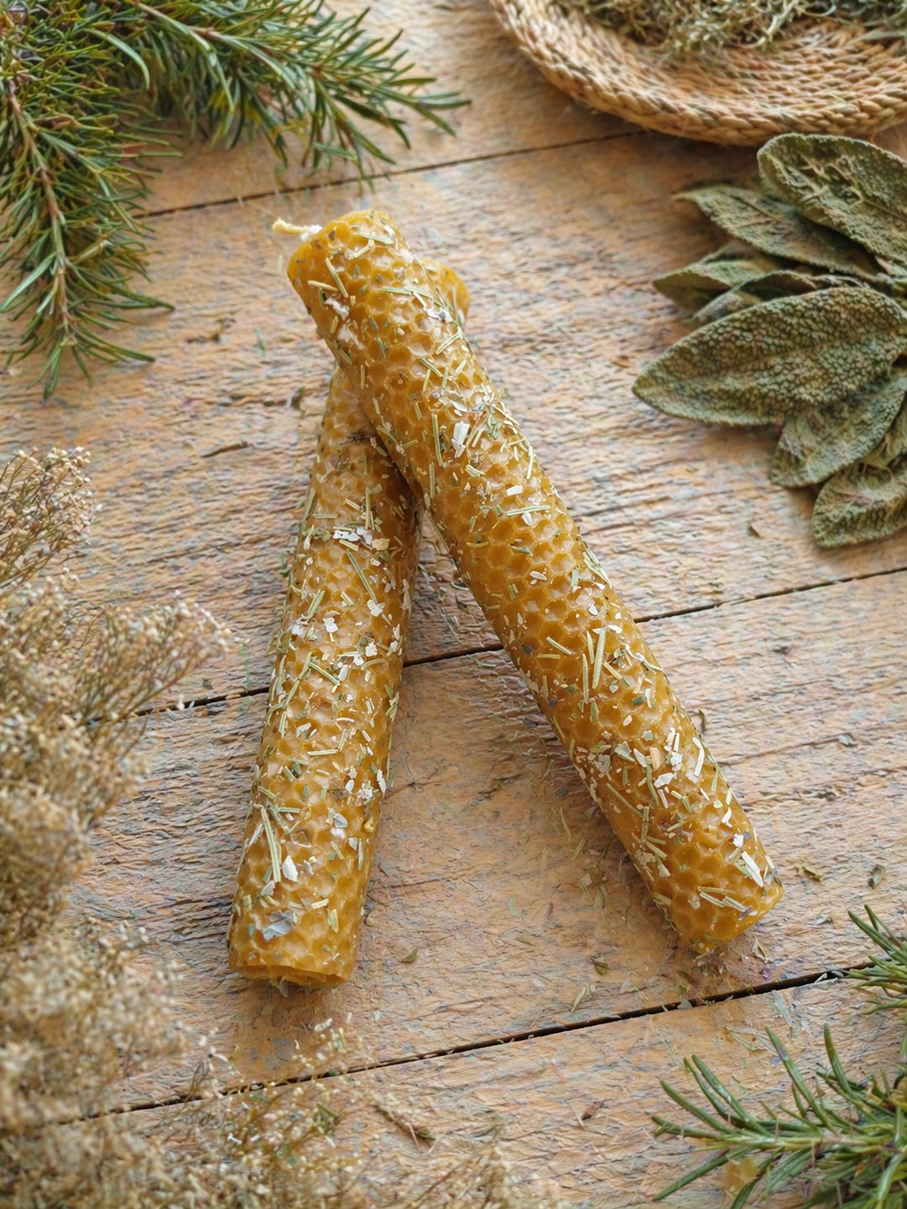 Vela de Miel para protección y limpieza energética con ruda, romero y salvia