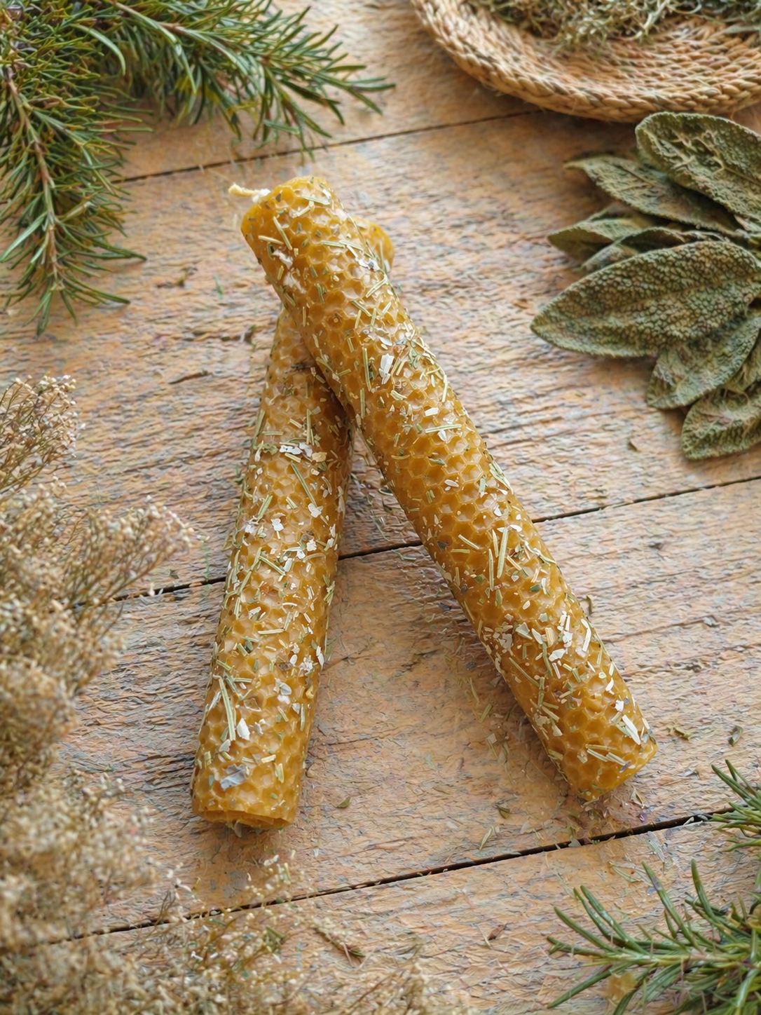Vela de Miel para protección y limpieza energética con ruda, romero y salvia